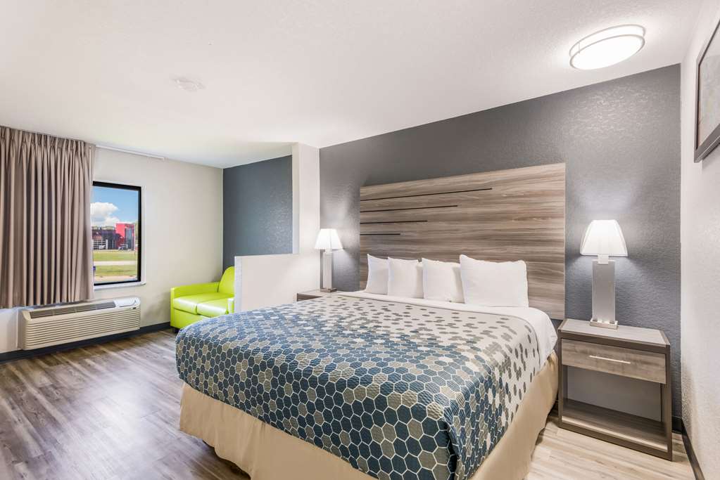 econo lodge inn and suites des moines merle hays road