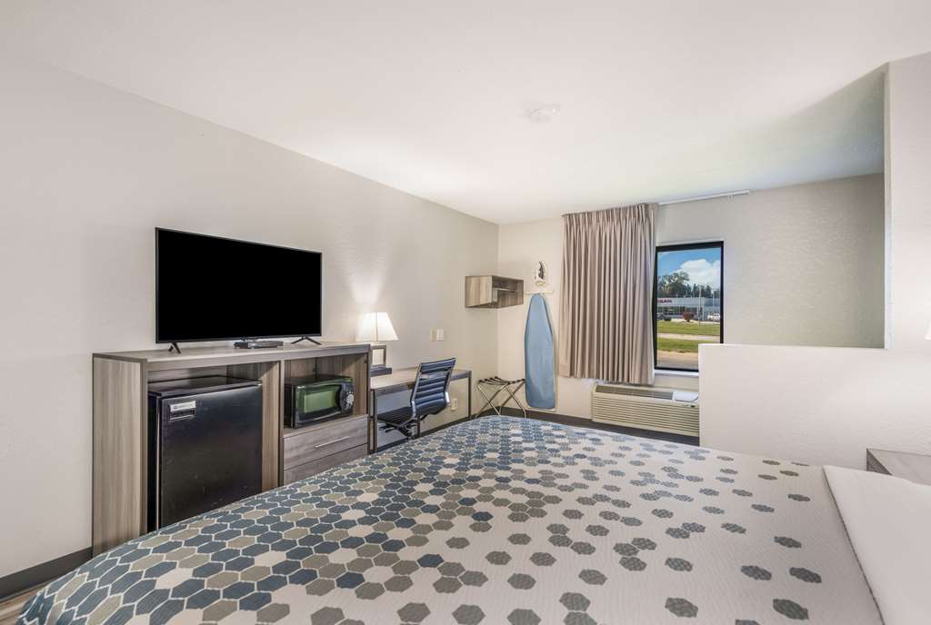 econo lodge inn and suites des moines merle hays road