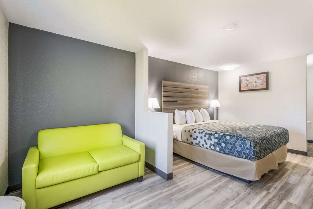 econo lodge inn and suites des moines merle hays road