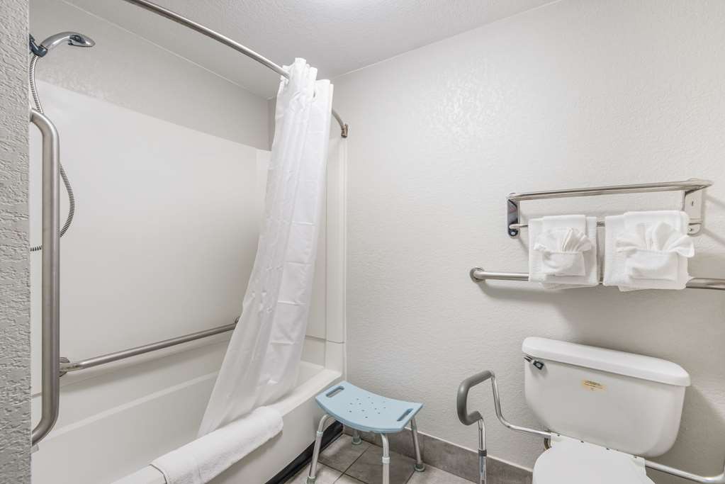 econo lodge inn and suites des moines merle hays road