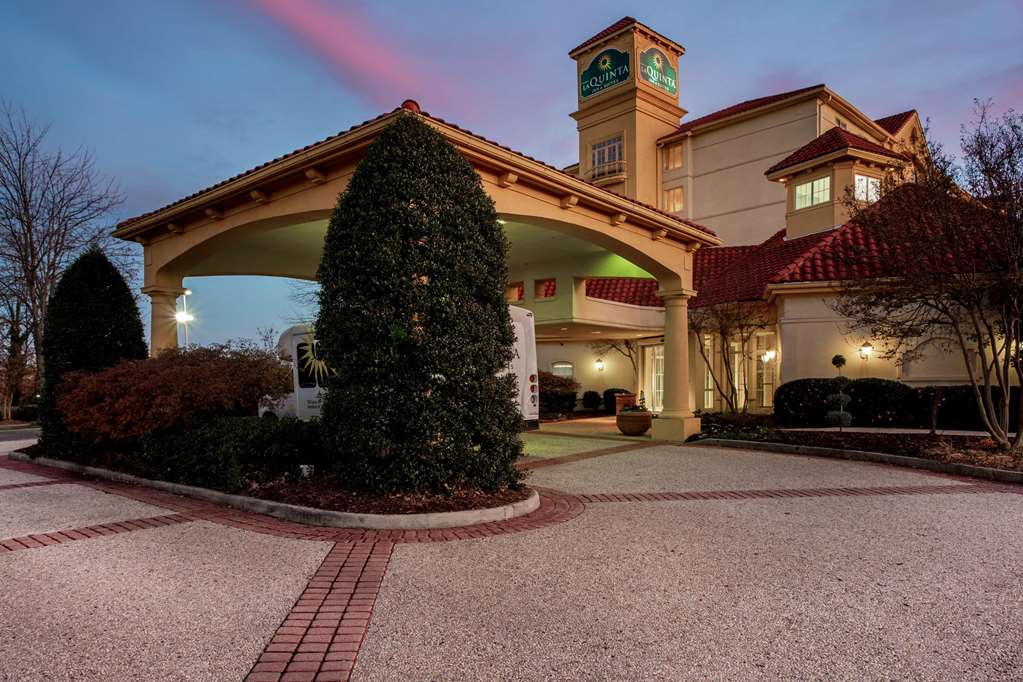 la quinta inn and suites by wyndham greensboro nc