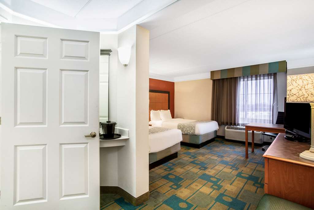 la quinta inn and suites by wyndham greensboro nc