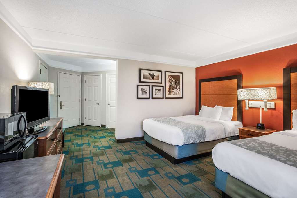 la quinta inn and suites by wyndham greensboro nc