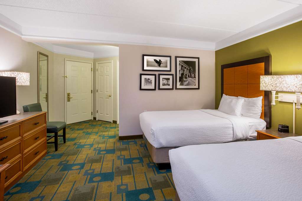 la quinta inn and suites by wyndham greensboro nc