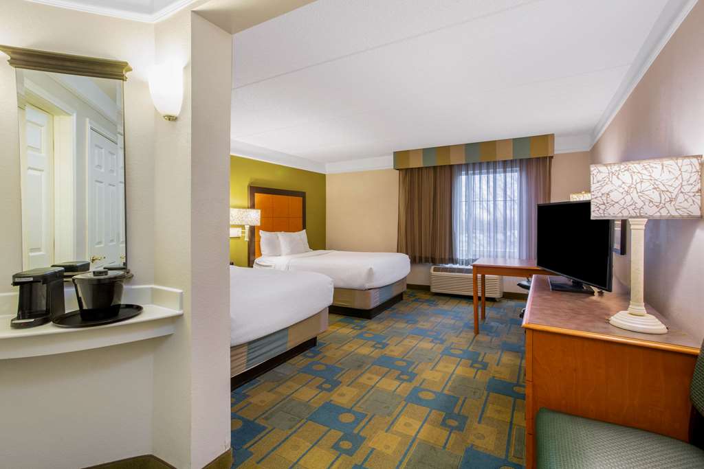 la quinta inn and suites by wyndham greensboro nc