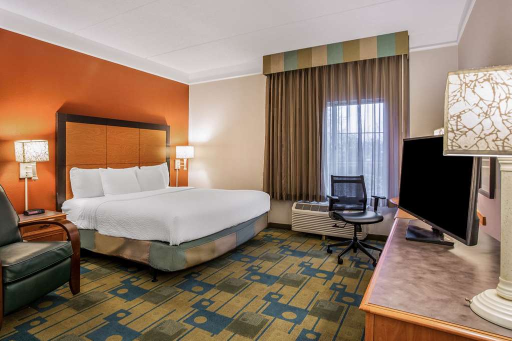 la quinta inn and suites by wyndham greensboro nc