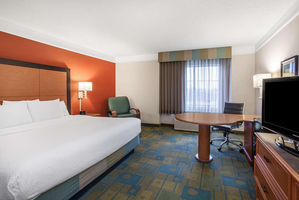 la quinta inn and suites by wyndham greensboro nc