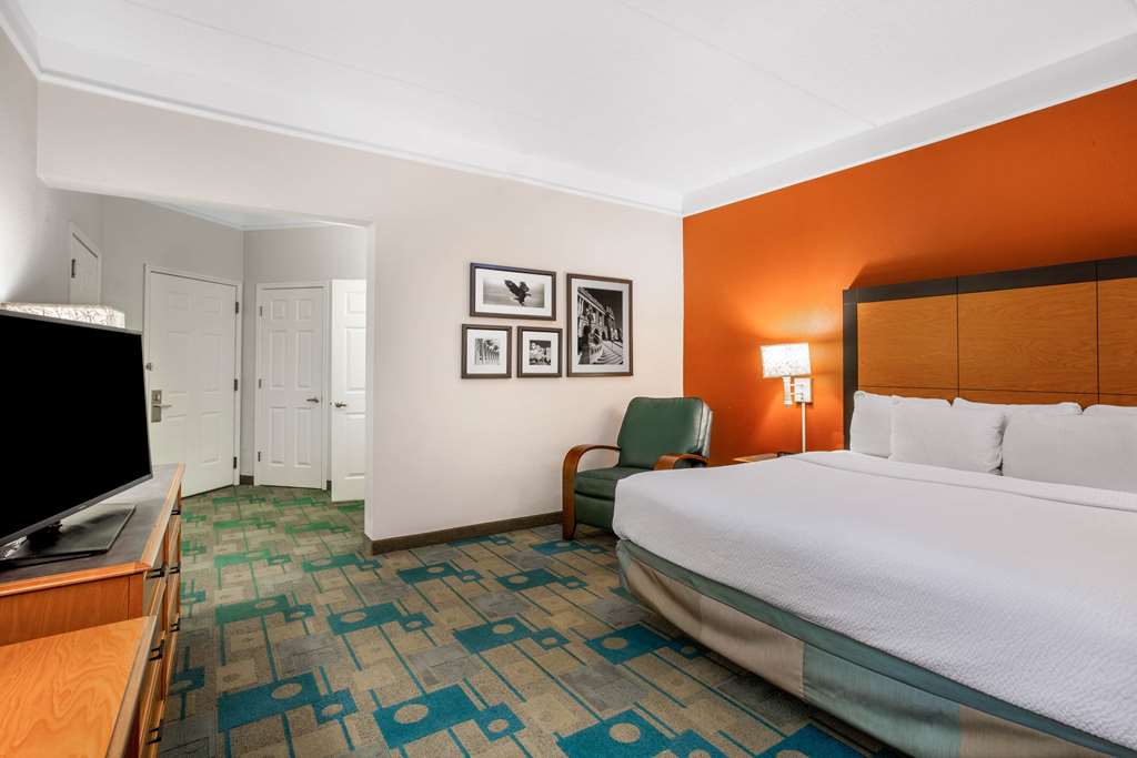 la quinta inn and suites by wyndham greensboro nc