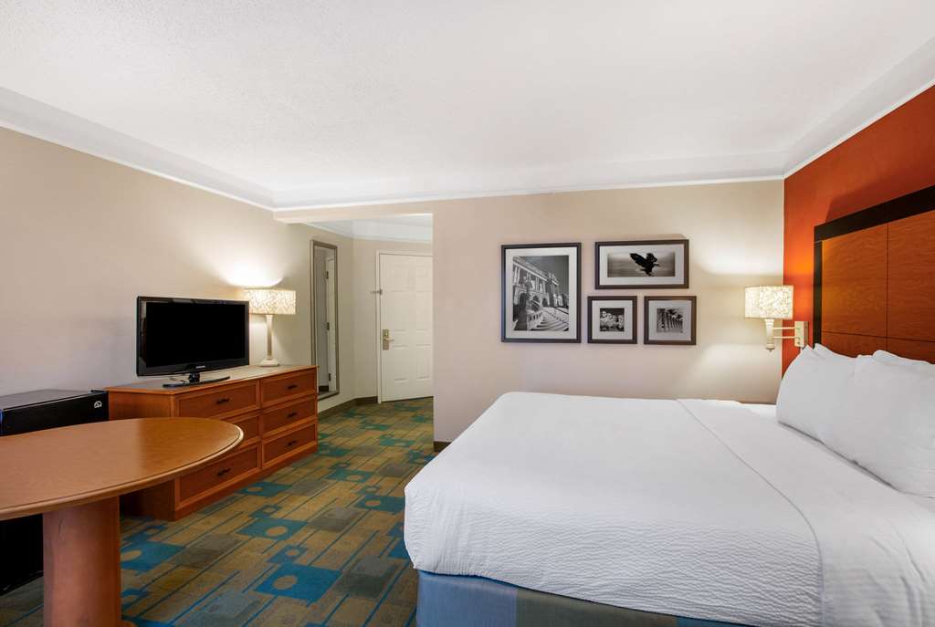 la quinta inn and suites by wyndham greensboro nc
