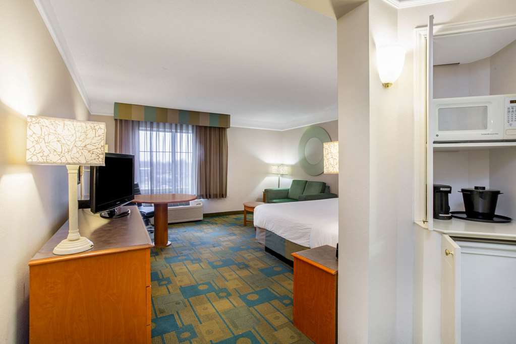 la quinta inn and suites by wyndham greensboro nc