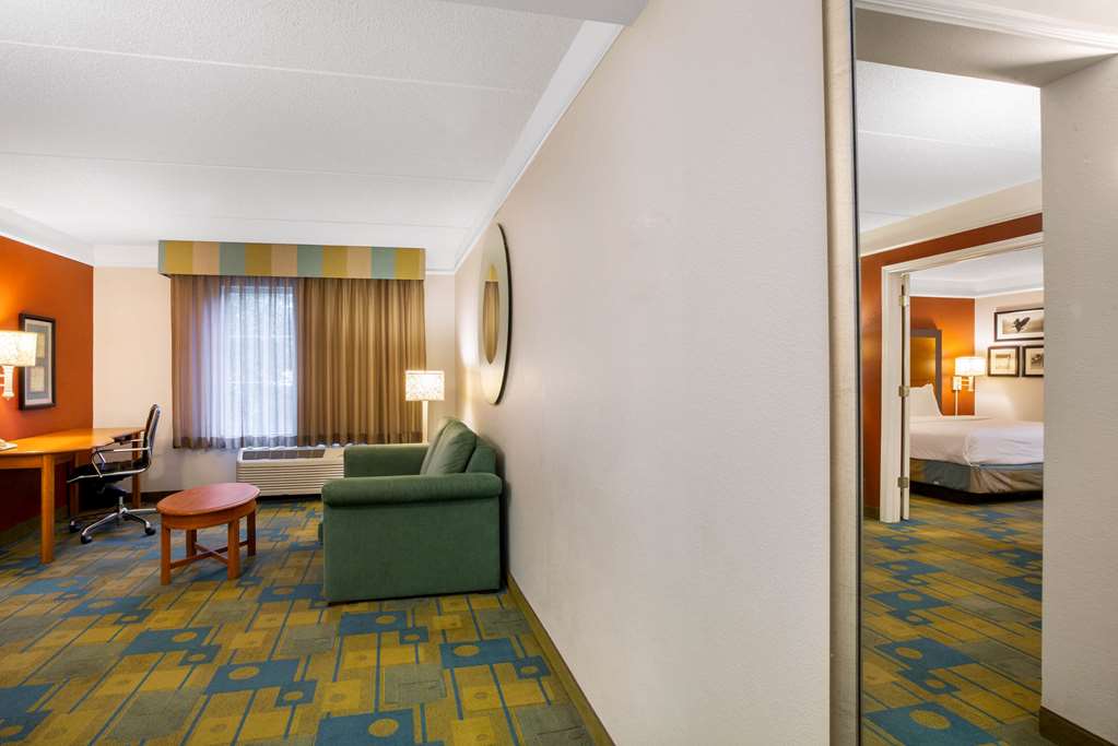 la quinta inn and suites by wyndham greensboro nc