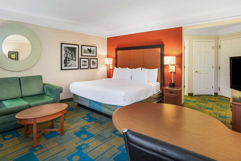 la quinta inn and suites by wyndham greensboro nc
