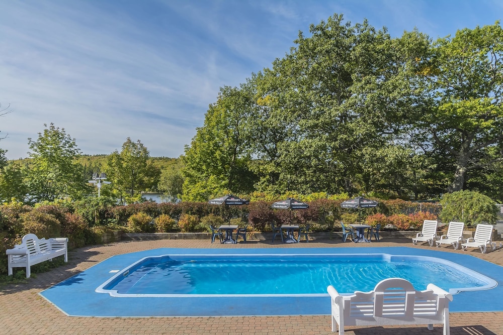 Inn On The Lake,Fall River>>Bedford,3 star