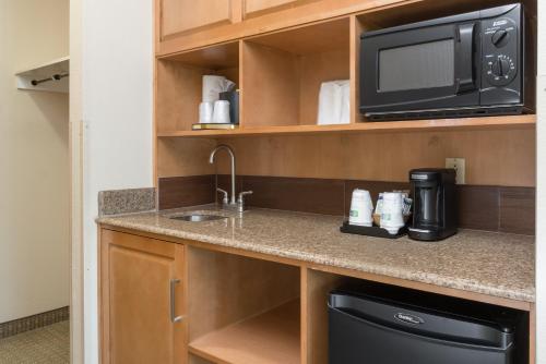 holiday inn express and suites santa clara silicon valley by ihg