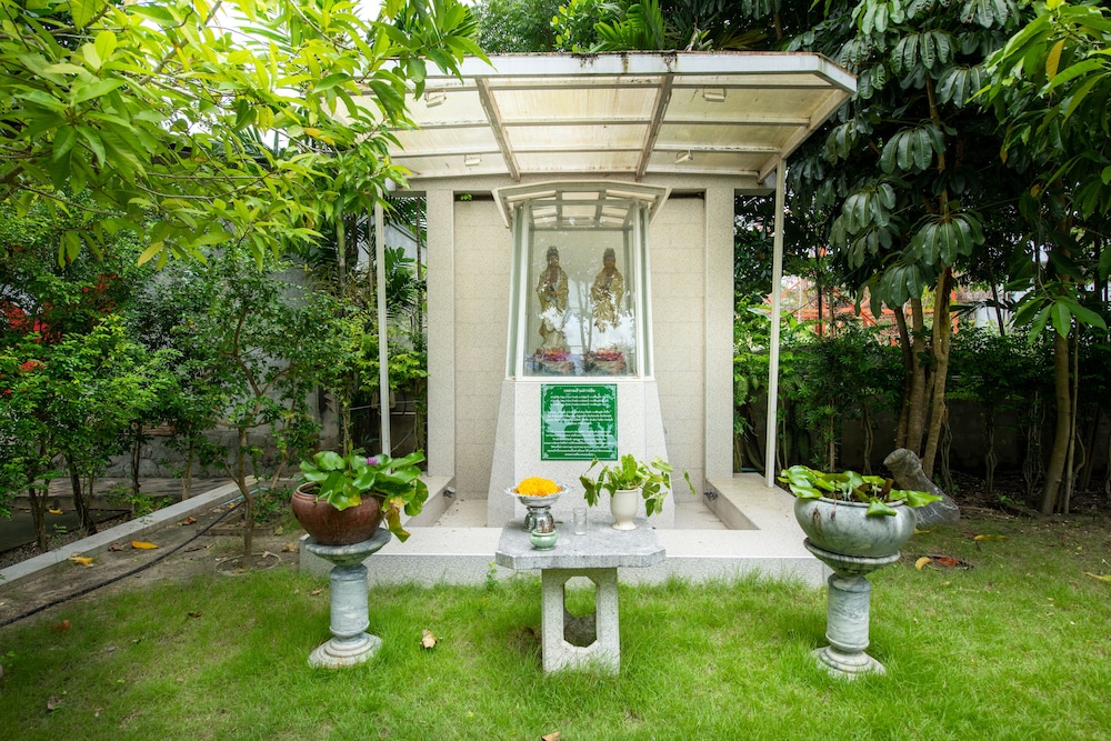 mac garden resort