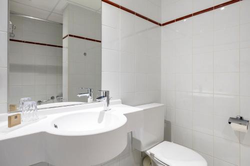 aris grand place hotel