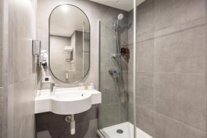 aris grand place hotel