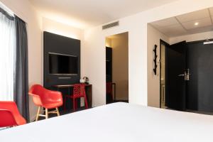 aris grand place hotel