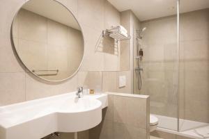 aris grand place hotel