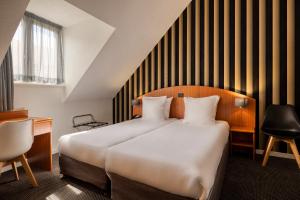 aris grand place hotel