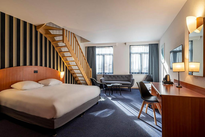 aris grand place hotel