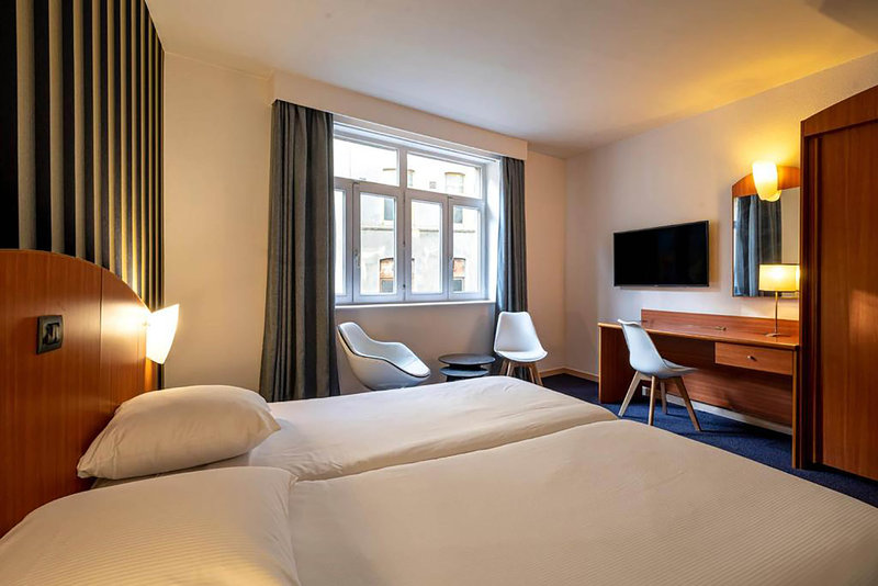 aris grand place hotel