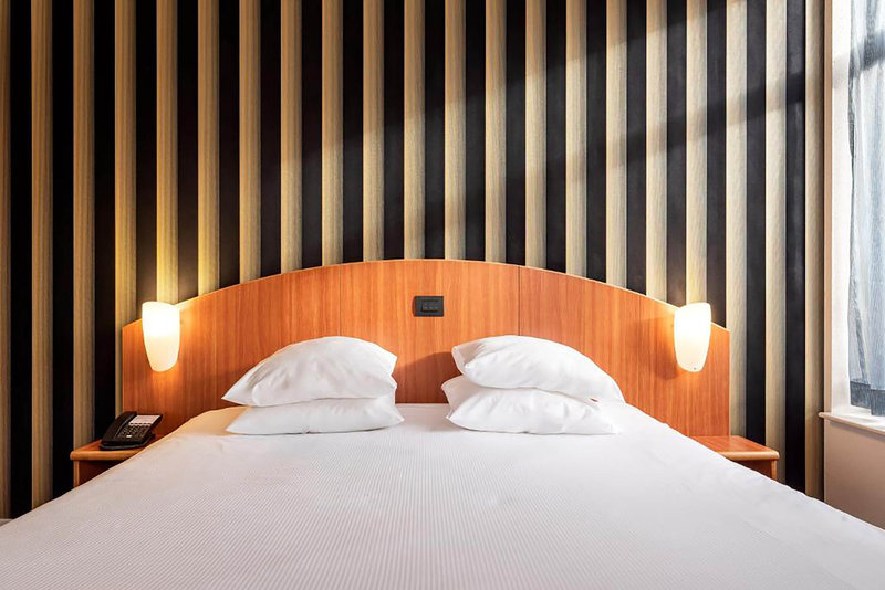 aris grand place hotel
