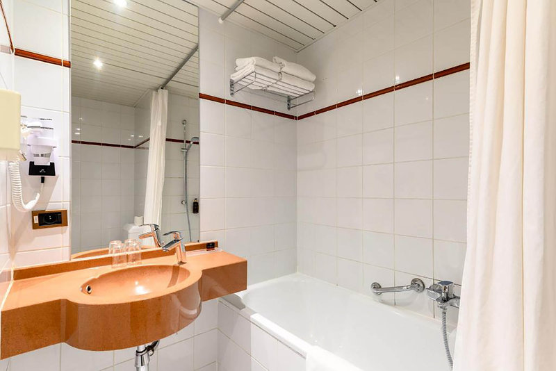 aris grand place hotel