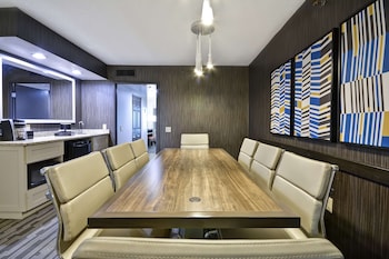 embassy suites hotel charlotte