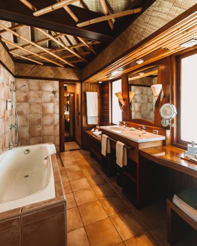 intercontinental bora bora le moana resort