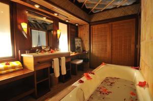 intercontinental bora bora le moana resort