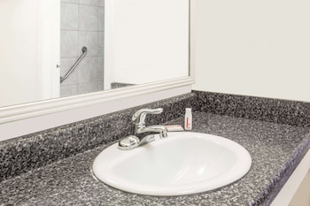 Travelodge By Wyndham Shreveport La,Caddo Parish>>Bossier City,2 star