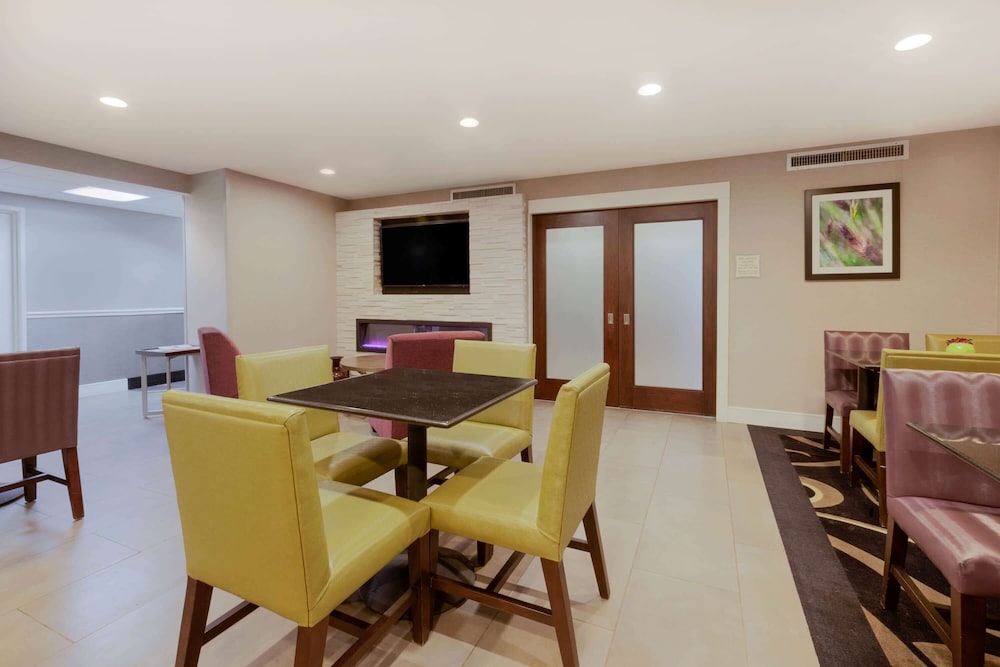 la quinta inn and suites by wyndham detroit utica