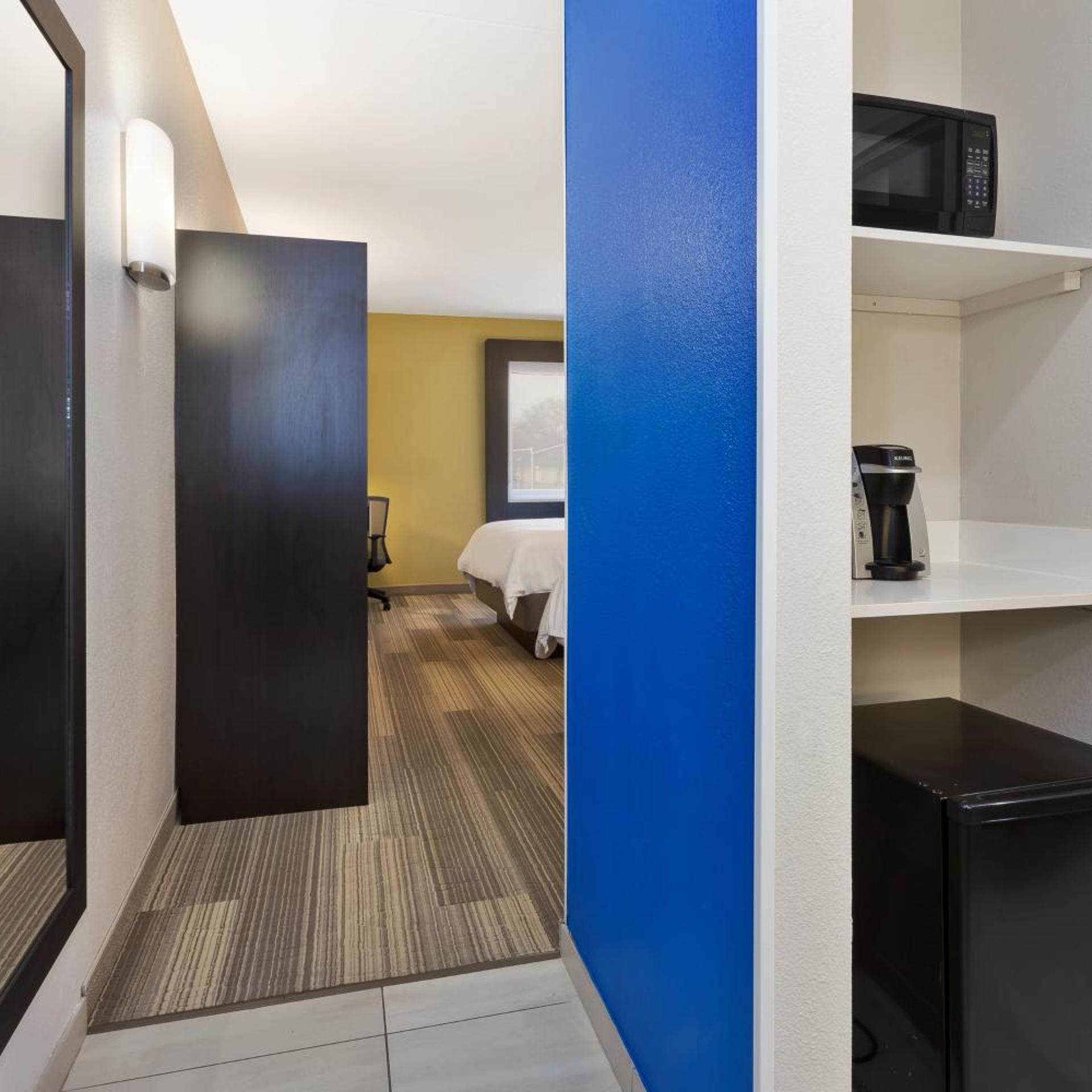 holiday inn express detroit warren by ihg