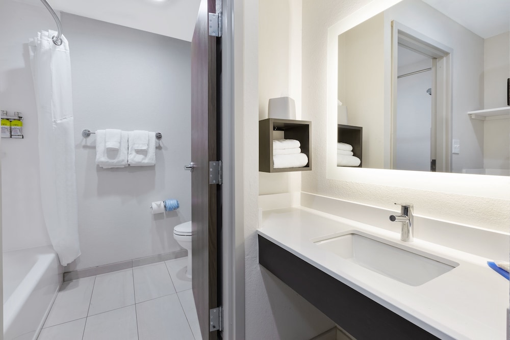 holiday inn express detroit warren by ihg