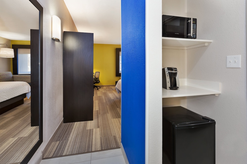 holiday inn express detroit warren by ihg