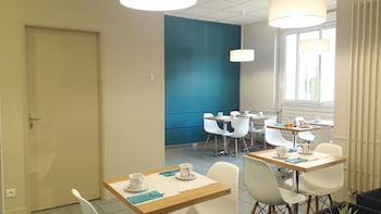 Appart Hotel Macon Le Cours Moreau,7 Cour Moreau, ,3 star