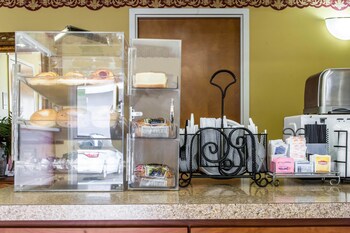 econo lodge louisville airport