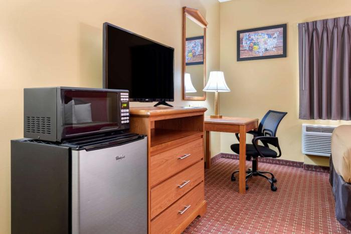 econo lodge louisville airport