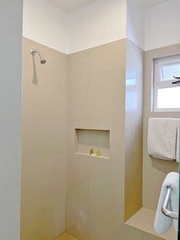 seven crown express and suites by kavia