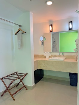 seven crown express and suites by kavia