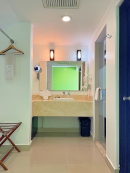 seven crown express and suites by kavia