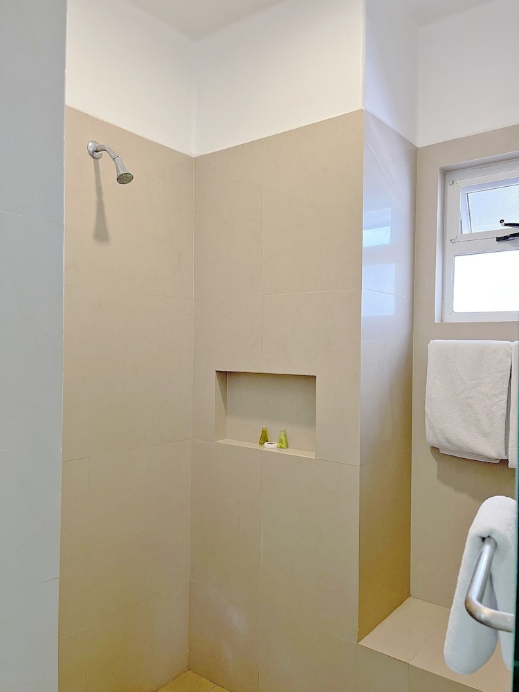 seven crown express and suites by kavia