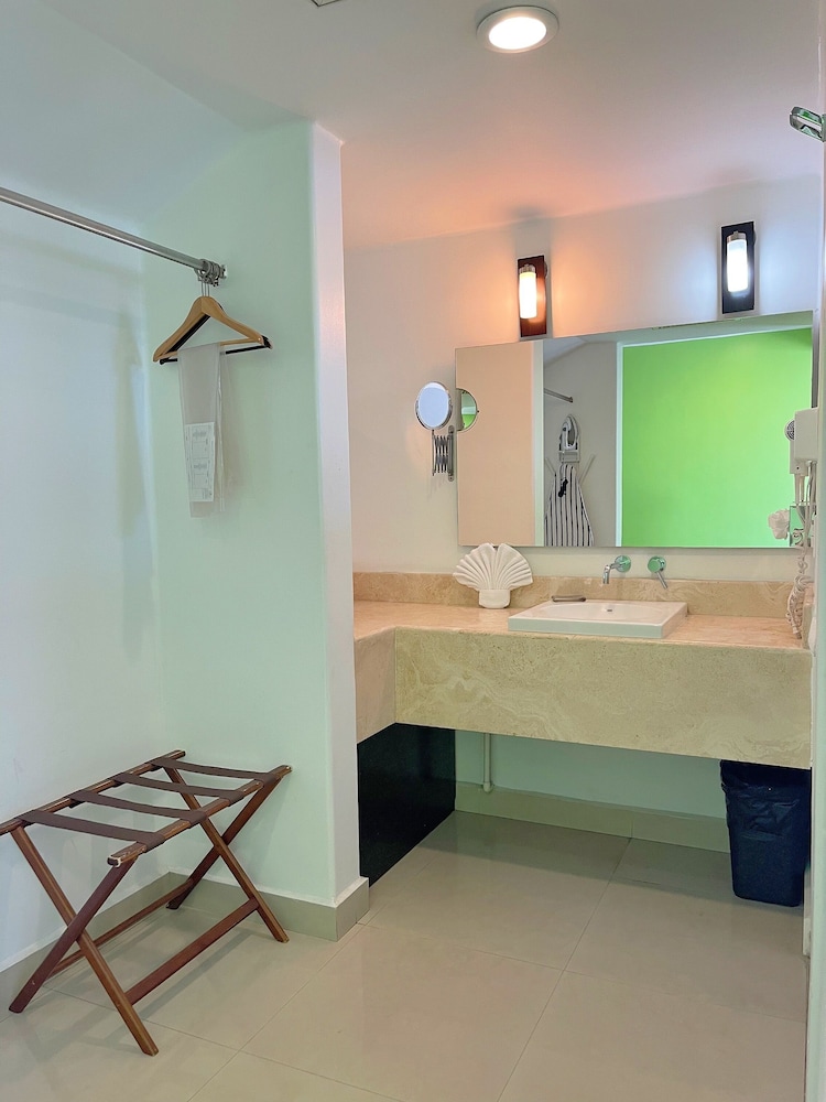 seven crown express and suites by kavia