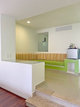 seven crown express and suites by kavia