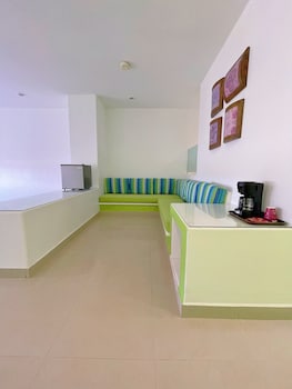 seven crown express and suites by kavia