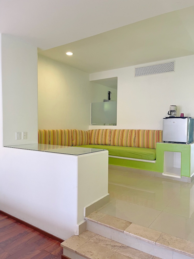 seven crown express and suites by kavia