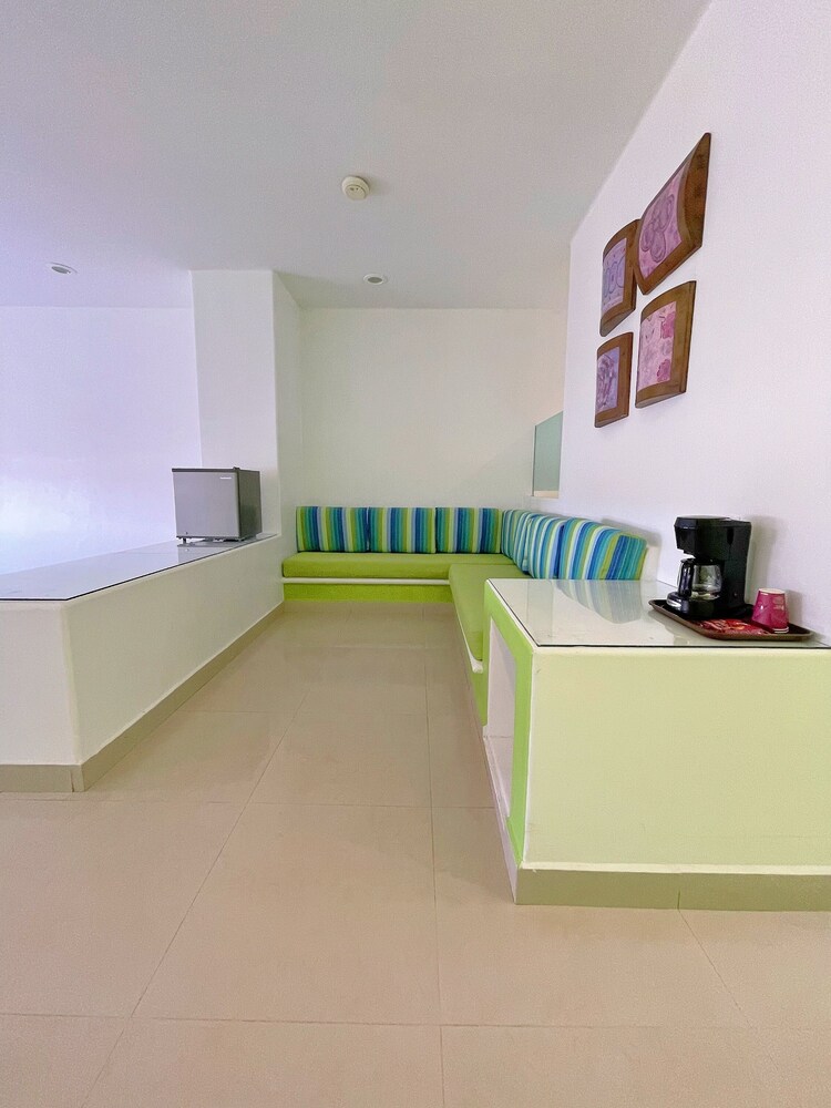 seven crown express and suites by kavia