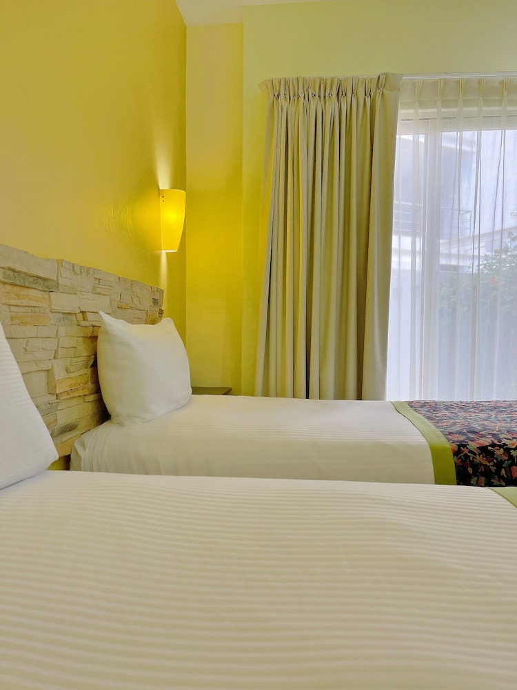 seven crown express and suites by kavia