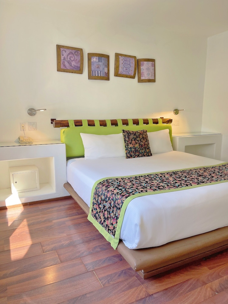 seven crown express and suites by kavia